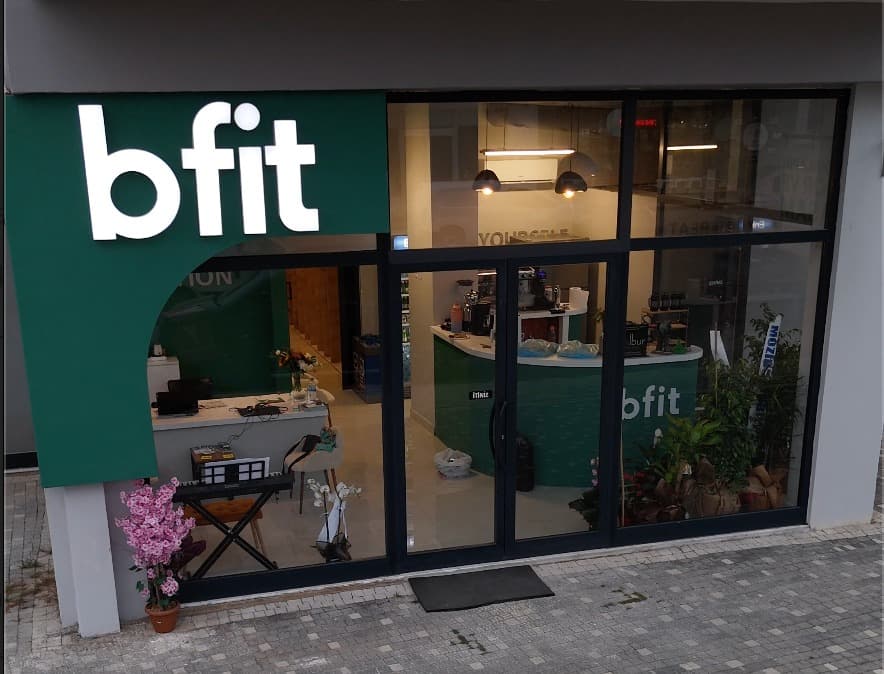 bfit merkezlerinde spor yapan kadınlar